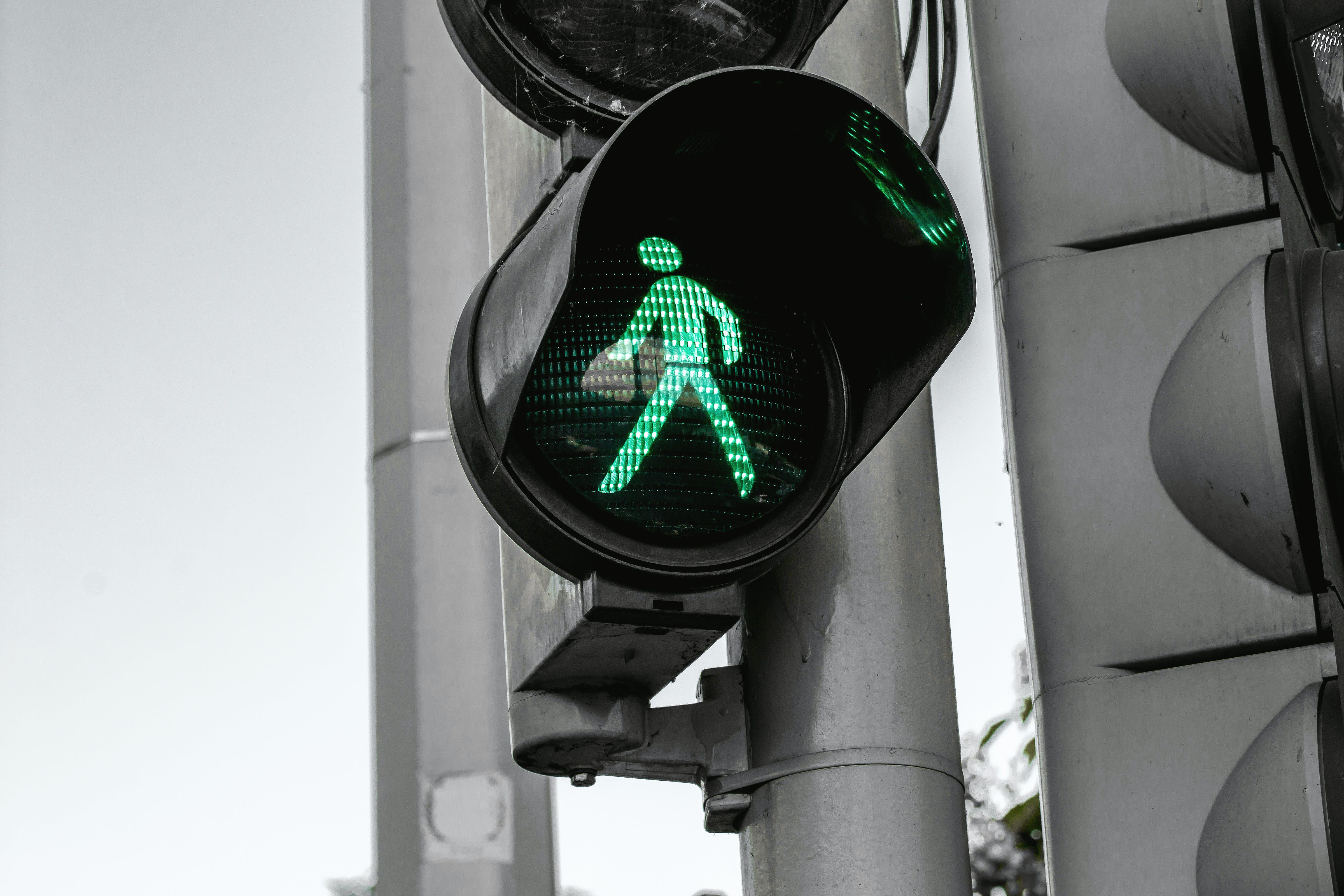 Task imitation is hard for people with executive dysfunction and adhd. Image shows a green walk sign in the city to represent starting tasks.
